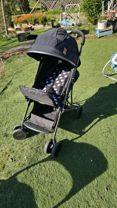 Coche de bebé plegable negro con lunares - miniatura 3