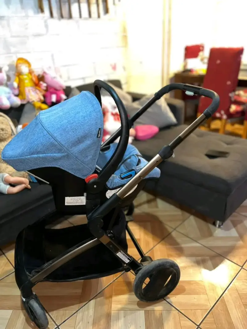 Coche de bebé azul con capota ajustable - 1