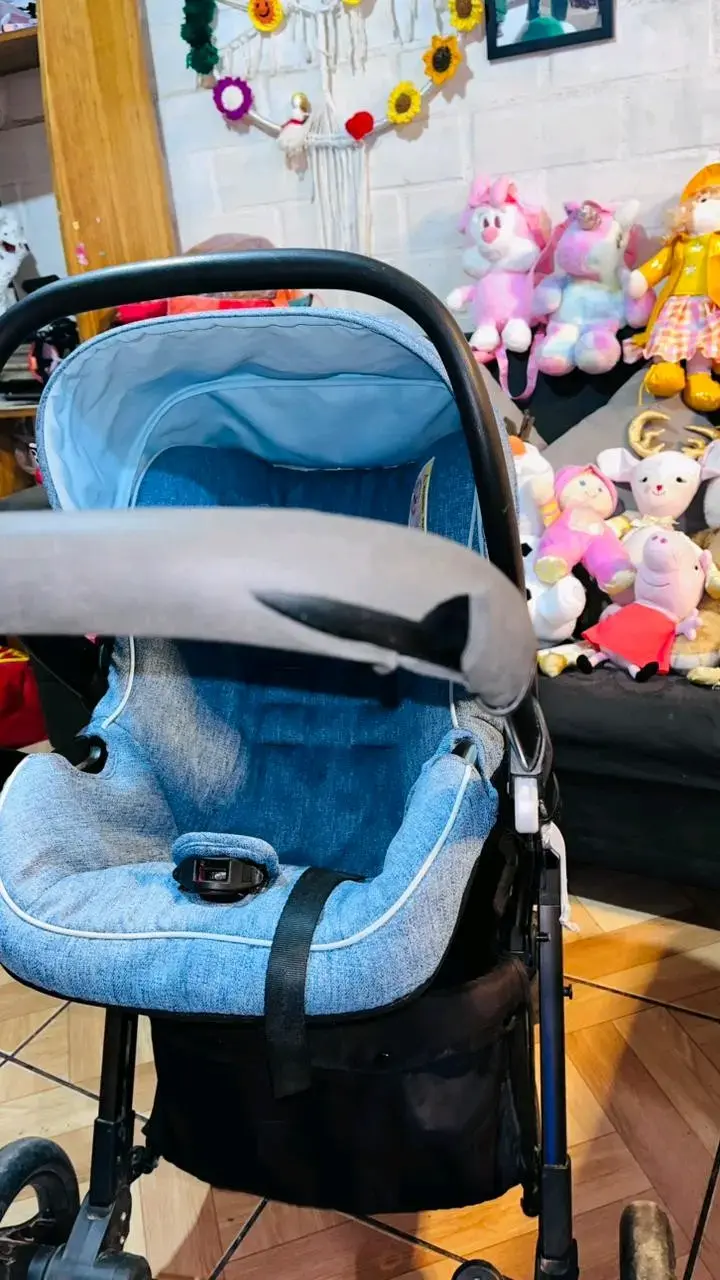 Coche de bebé azul con capota ajustable - 3