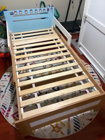 Cama infantil de madera con colchón incluido - miniatura 1