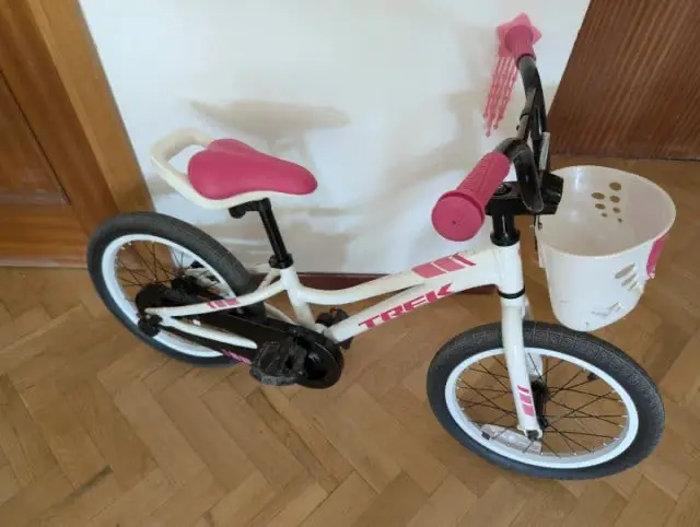Bicicleta infantil Trek blanca y rosa con canasto