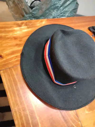 Sombrero de huaso chileno con cinta tricolor - miniatura 1