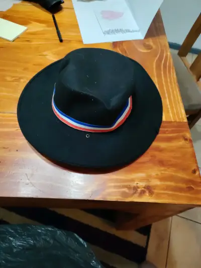 Sombrero de huaso chileno con cinta tricolor - miniatura 3