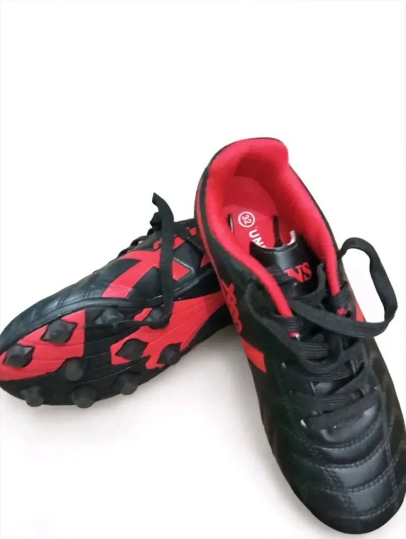 Botines de fútbol negros y rojos para niños