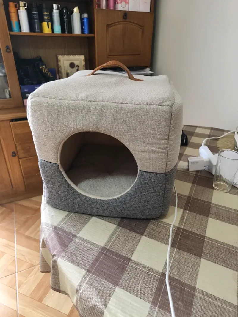 Casa para mascotas de tela beige y gris - 1