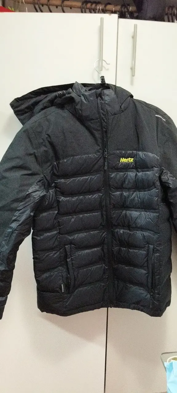 Chaqueta acolchada negra Hertz con capucha