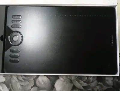 Tableta gráfica Huion HS610 con lápiz y accesorios - miniatura 3