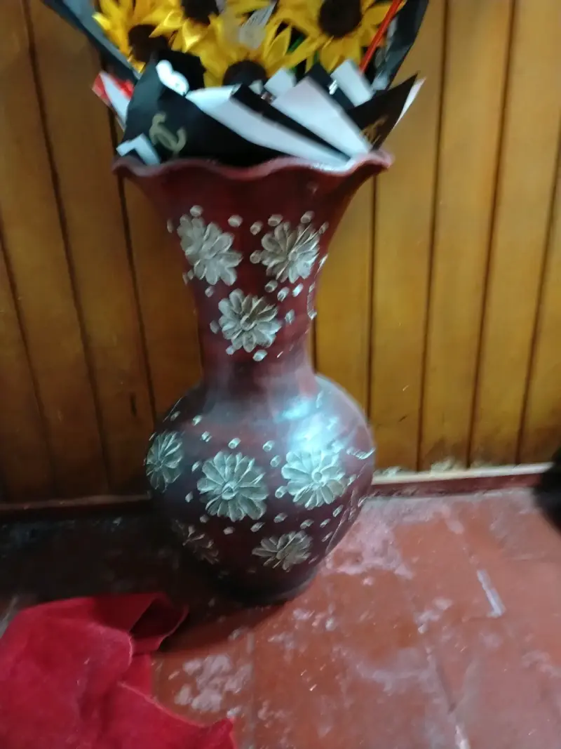 Florero decorativo de cerámica con diseño floral