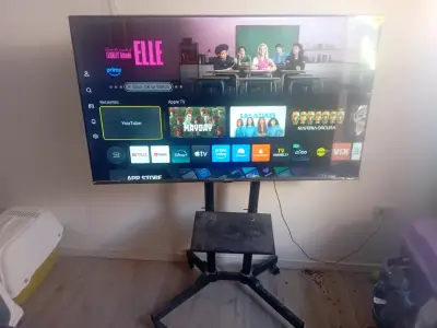 Smart TV con soporte ajustable - miniatura 1