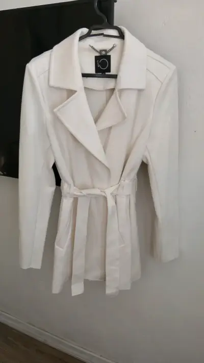 Abrigo blanco con cinturón para mujer - miniatura 1