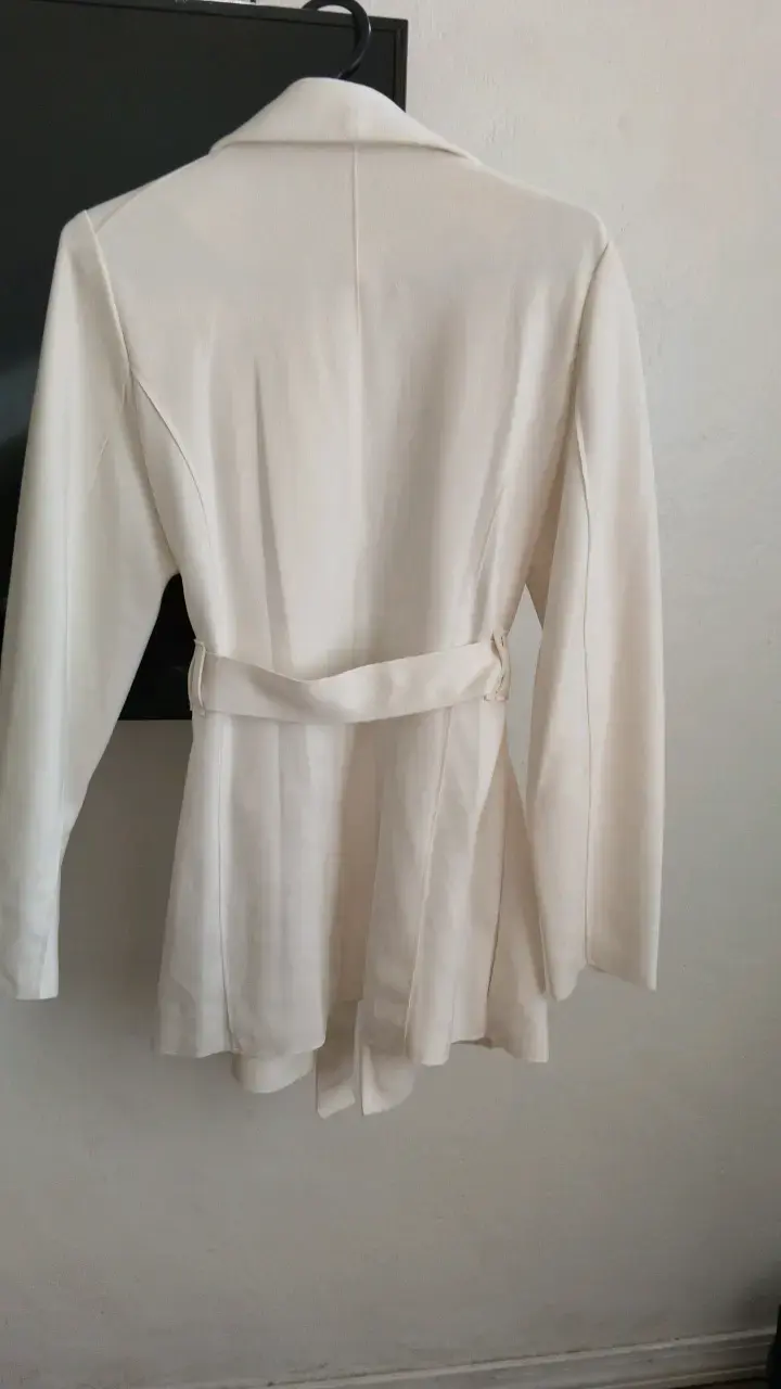 Abrigo blanco con cinturón para mujer - 2