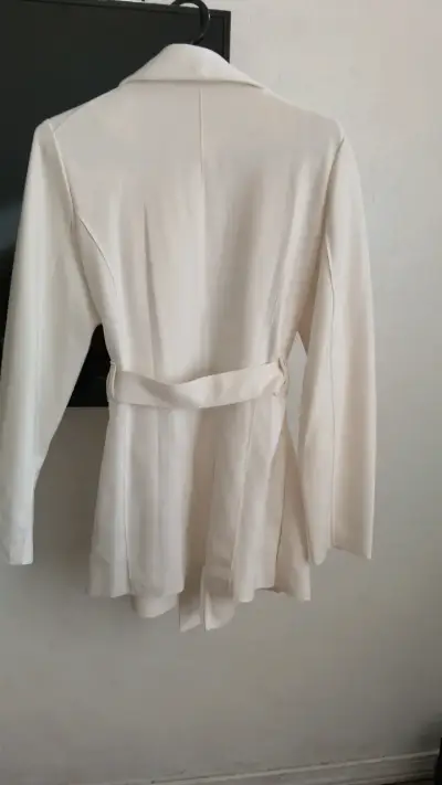 Abrigo blanco con cinturón para mujer - miniatura 2
