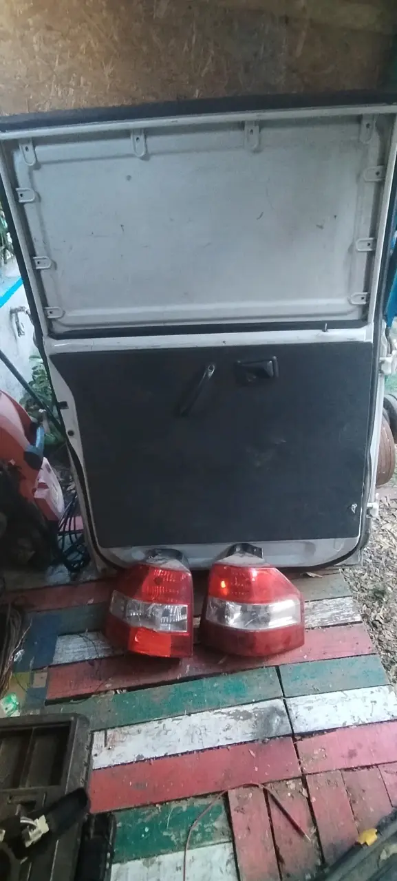 Puerta trasera de auto con luces traseras - 1