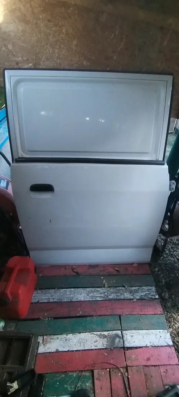 Puerta trasera de auto con luces traseras - 2