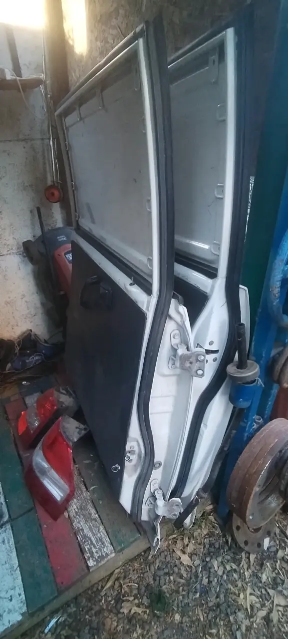 Puerta trasera de auto con luces traseras - 3