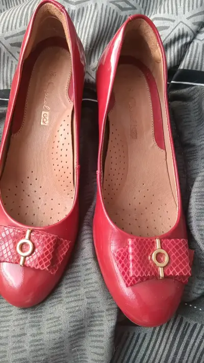 Zapatos de charol rojos con tacón bajo - miniatura 1