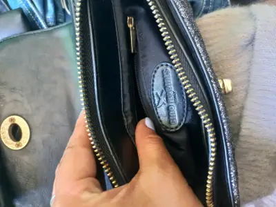 Cartera negra con cadena y detalles dorados Gino Rodinis - miniatura 1