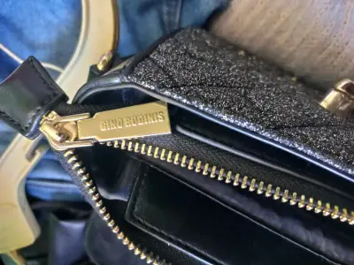 Cartera negra con cadena y detalles dorados Gino Rodinis - miniatura 2