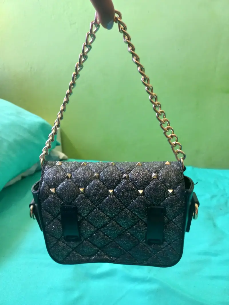 Cartera negra con cadena y detalles dorados Gino Rodinis - 3