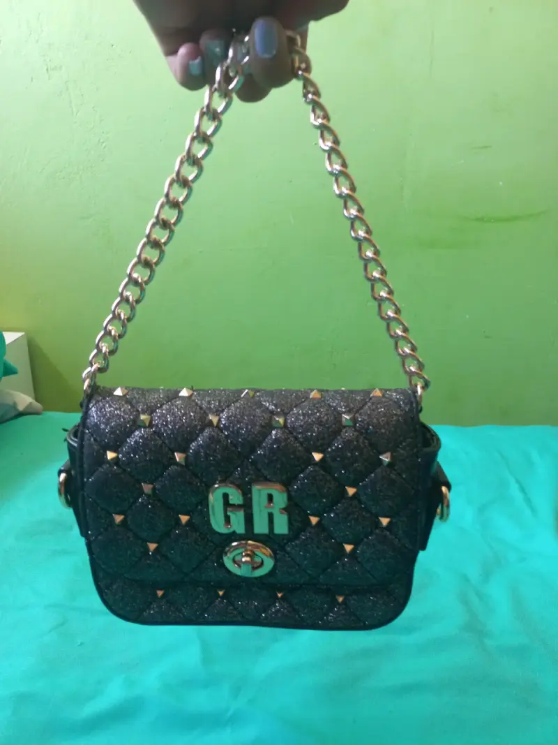 Cartera negra con cadena y detalles dorados Gino Rodinis - 4