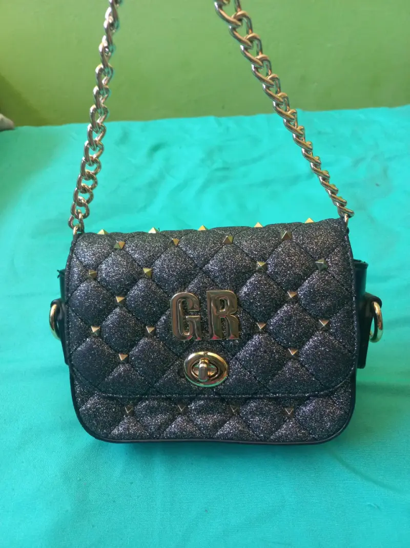 Cartera negra con cadena y detalles dorados Gino Rodinis - 5