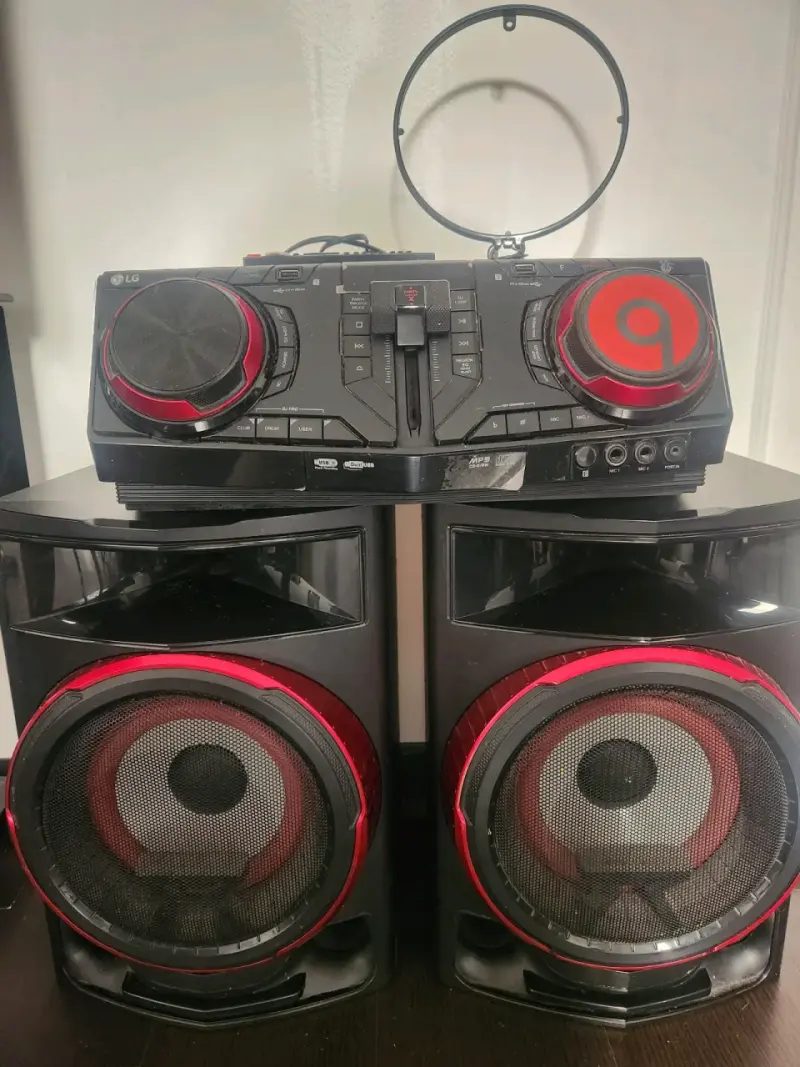 Sistema de sonido LG con parlantes potentes