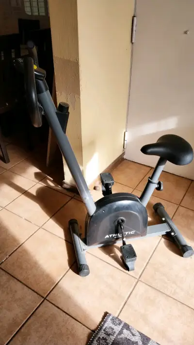 Bicicleta estática Athletic Works en buen estado - miniatura 1