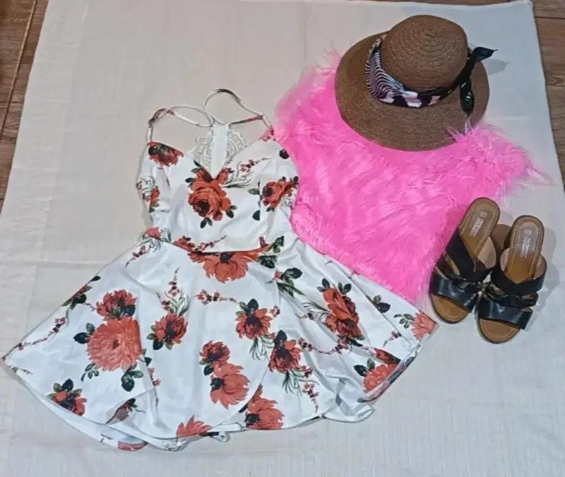 Vestido short floral, encaje en la espalda. - 1