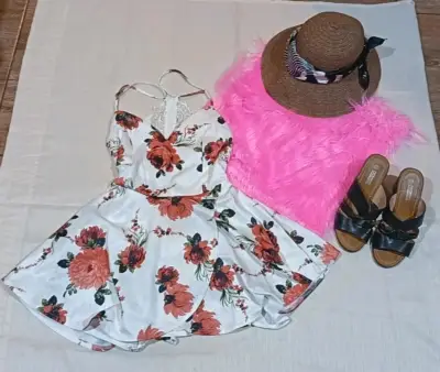 Vestido short floral, encaje en la espalda. - miniatura 1