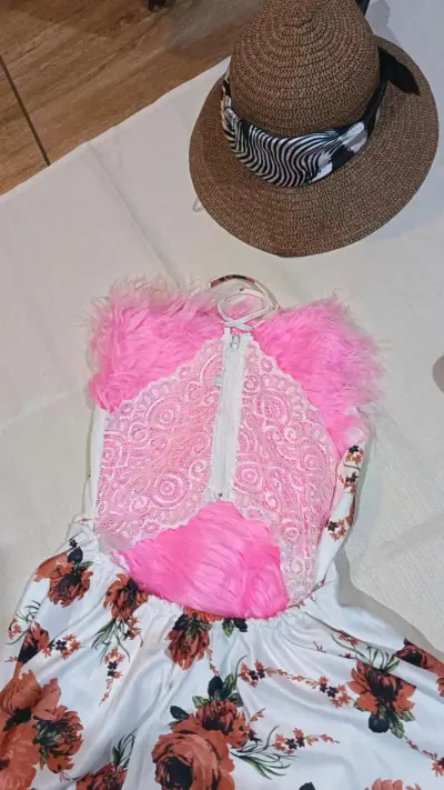 Vestido short floral, encaje en la espalda. - miniatura 2
