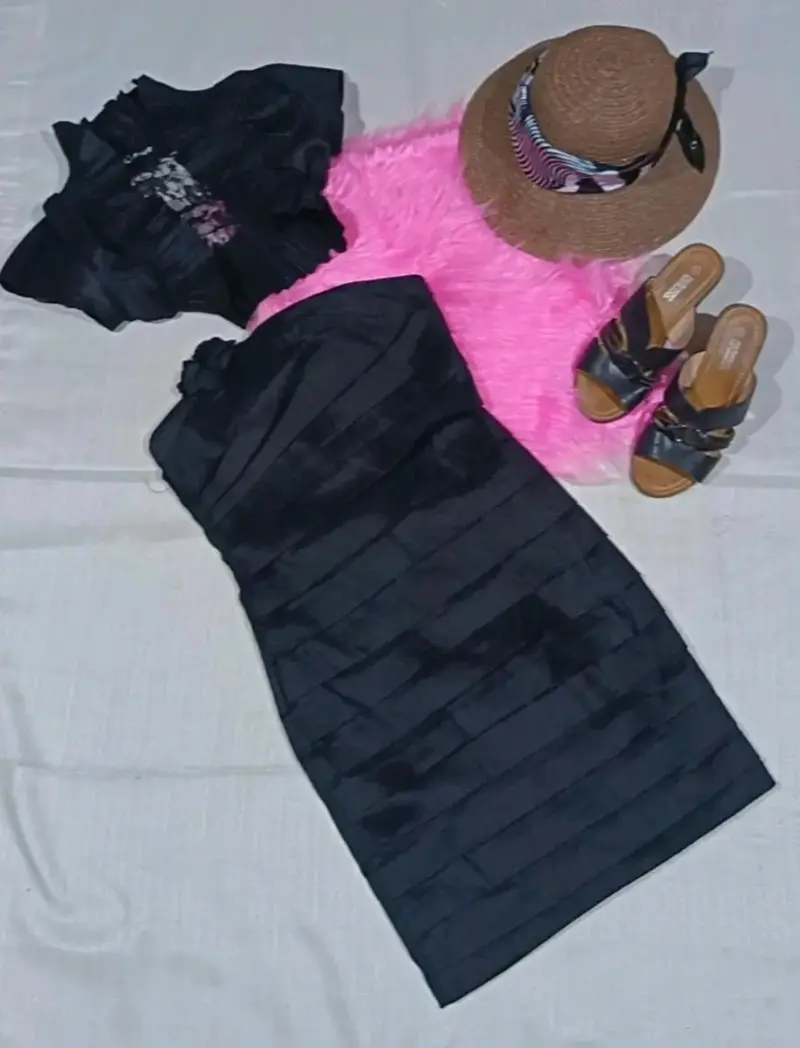 Vestido negro elegante con su chaquetilla.
