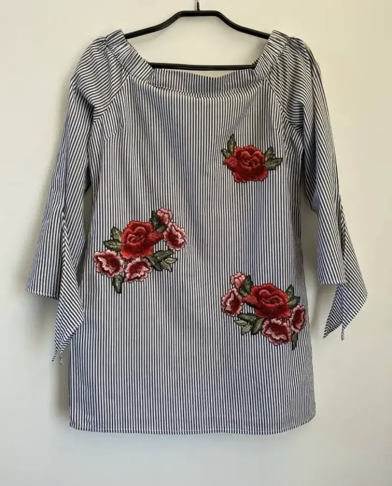 Blusa a rayas con bordado floral - 1