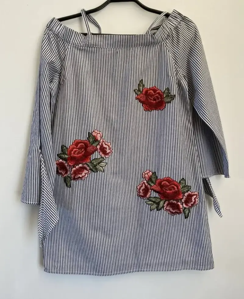 Blusa a rayas con bordado floral - 2