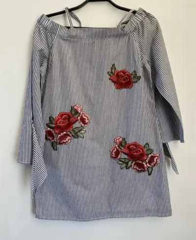 Blusa a rayas con bordado floral - miniatura 2