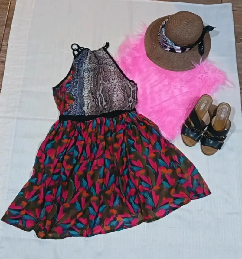 Vestido estampado multicolor con detalle de encaje