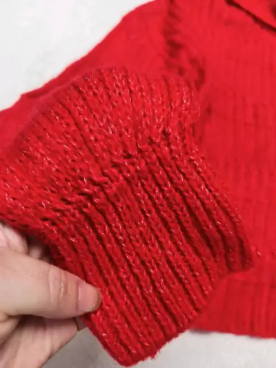 Suéter rojo de cuello alto para mujer - miniatura 4