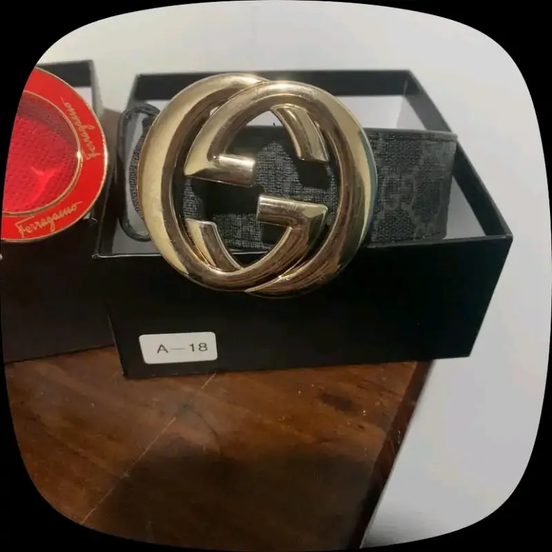 Cinturones de cuero Ferragamo y Gucci con hebillas distintivas - 2