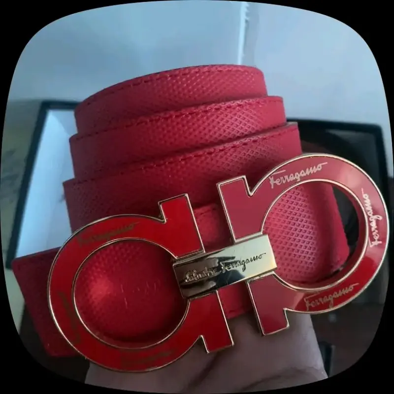 Cinturones de cuero Ferragamo y Gucci con hebillas distintivas - 4