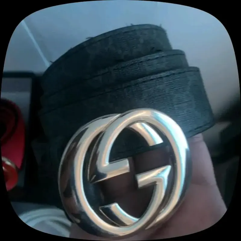 Cinturones de cuero Ferragamo y Gucci con hebillas distintivas - 6