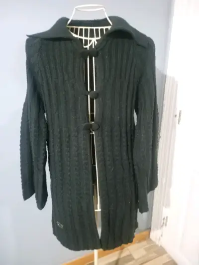 Abrigo de punto negro con botones decorativos - miniatura 1