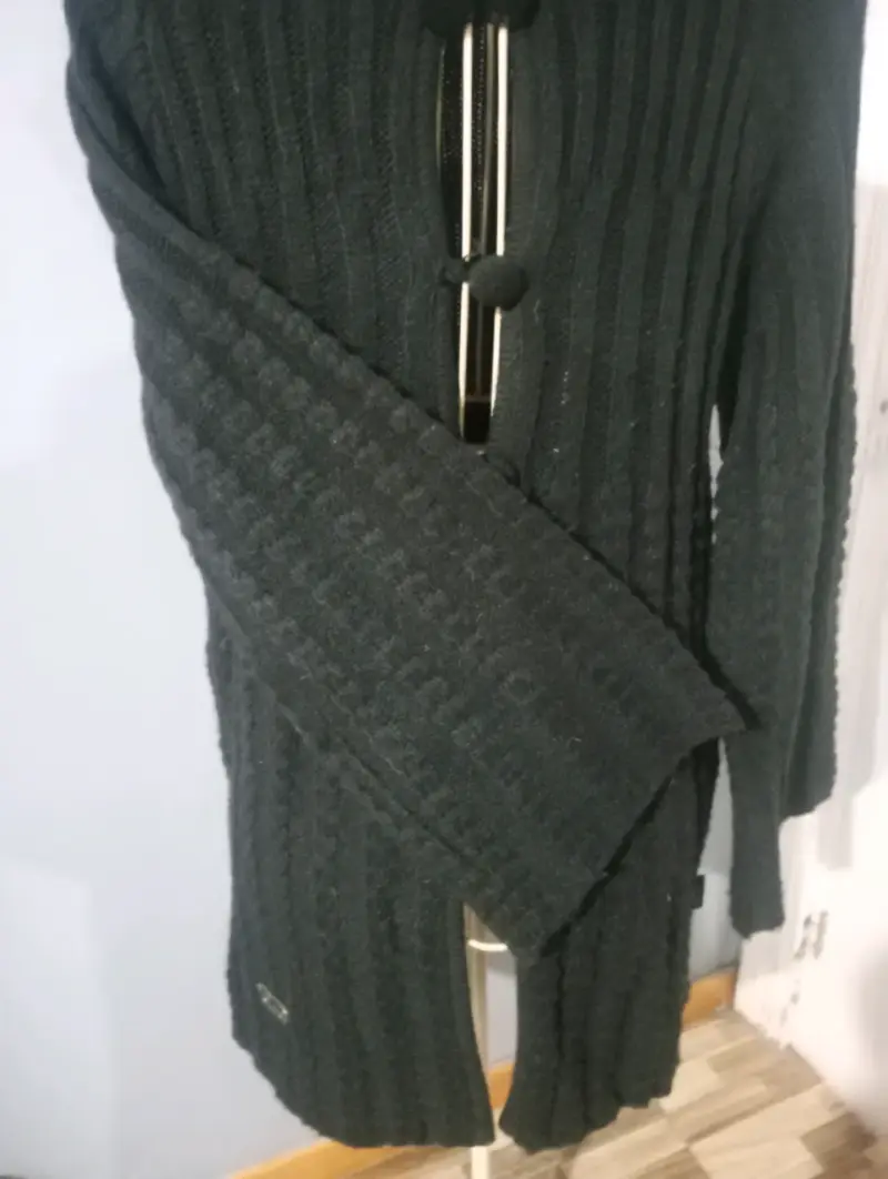 Abrigo de punto negro con botones decorativos - 2