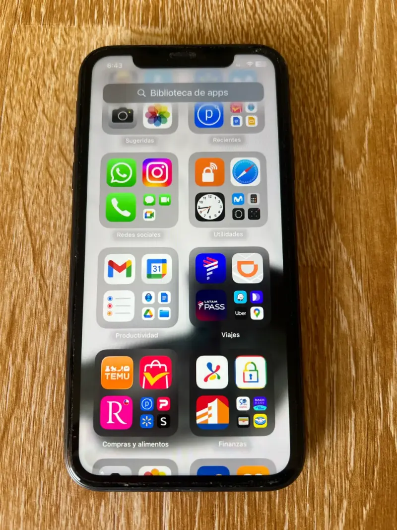 iPhone en buen estado con pantalla encendida
