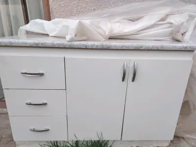 Mueble de cocina blanco con cubierta de granito - miniatura 1