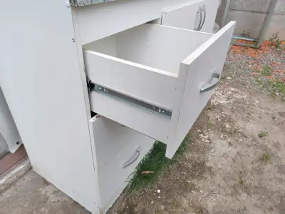 Mueble de cocina blanco con cubierta de granito - miniatura 2