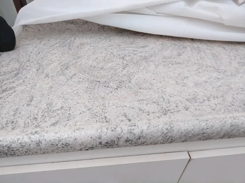 Mueble de cocina blanco con cubierta de granito - 3