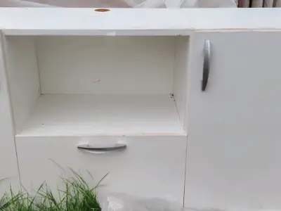 Mueble de cocina blanco con cubierta de granito - miniatura 4