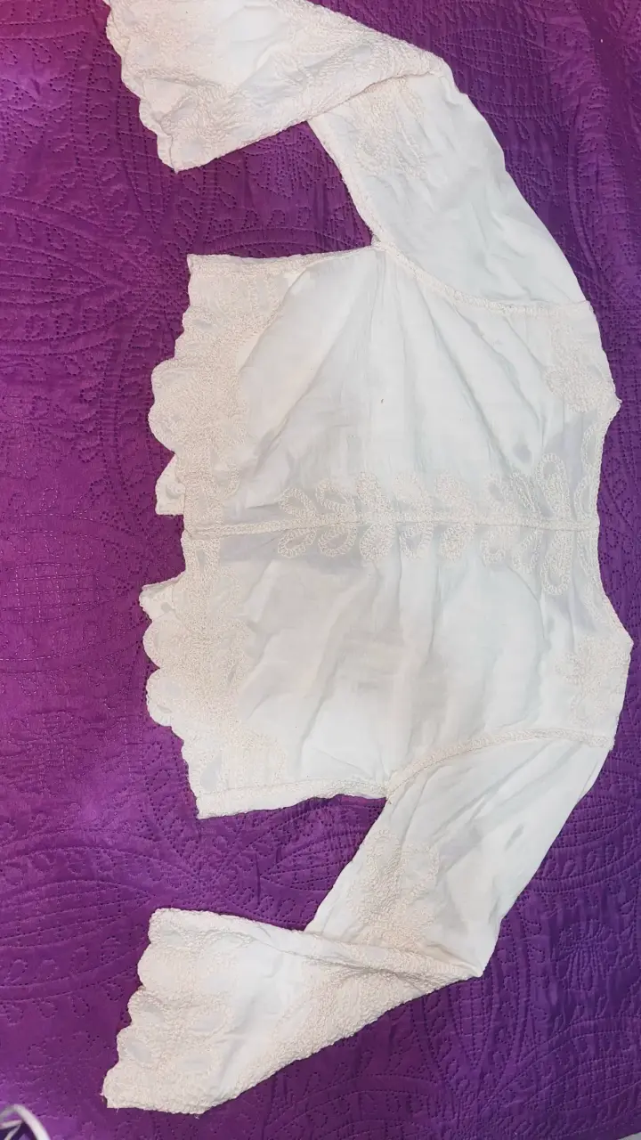 Blusa blanca de encaje con mangas largas - 1
