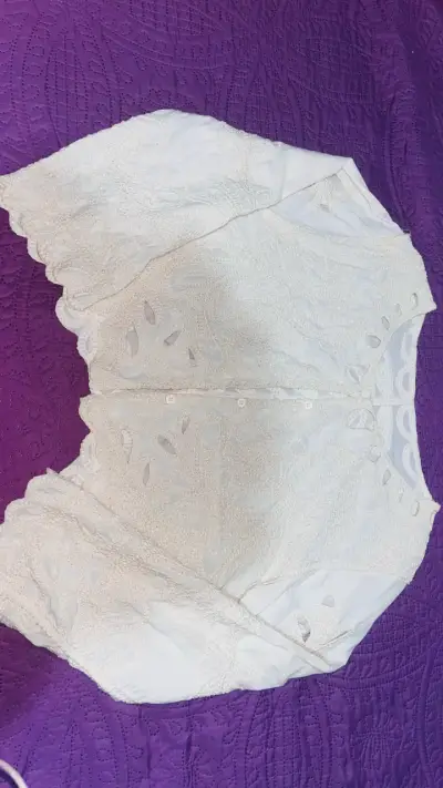 Blusa blanca de encaje con mangas largas - miniatura 2