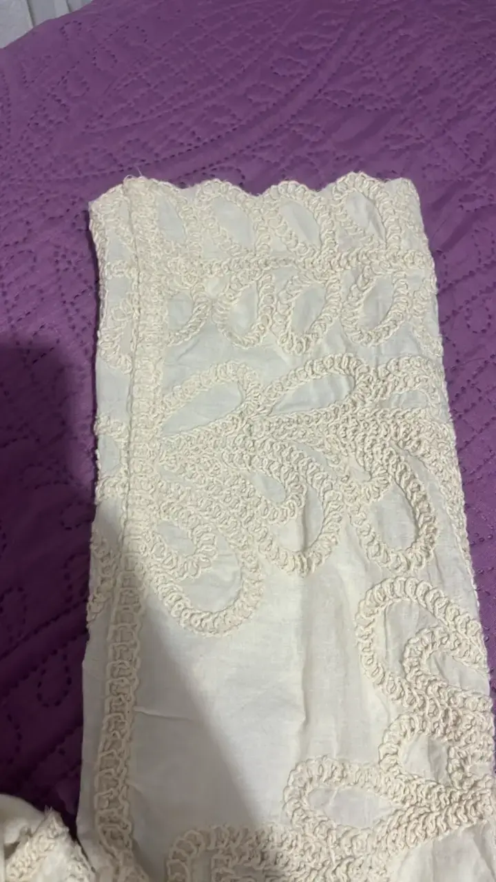 Blusa blanca de encaje con mangas largas - 3
