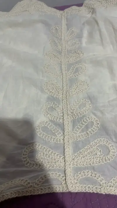 Blusa blanca de encaje con mangas largas - miniatura 4